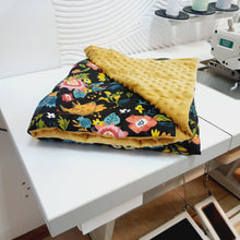 Carica l&#39;immagine nel visualizzatore di Gallery, BIRDS &#39;N&#39; FLOWERS WEIGHTED BLANKET WITH MUSTARD MINKY BACKING