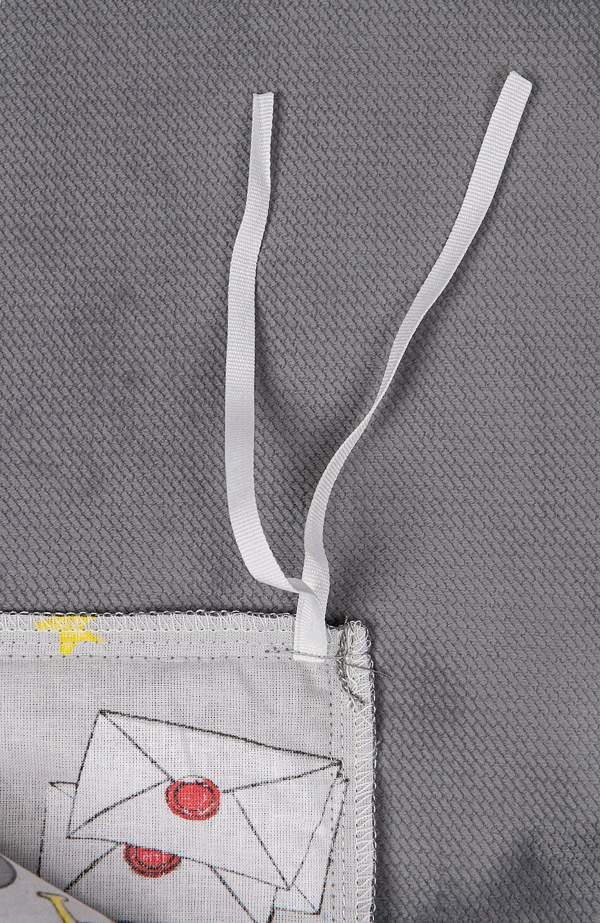 ties feature on the weighted blanket cover